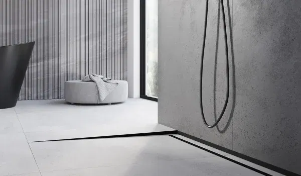 Listwa spadkowa – innowacyjne rozwiązanie w prysznicu