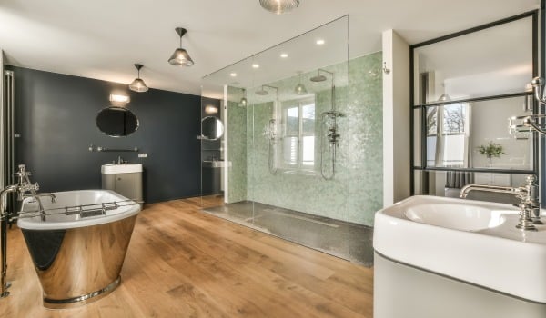 Łączenie paneli z płytkami – najczęstsze błędy, dobre praktyki i pomysły na stylowe przejścia